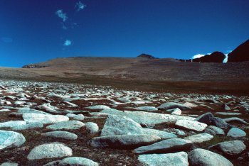 Boulder-strewn upland surface