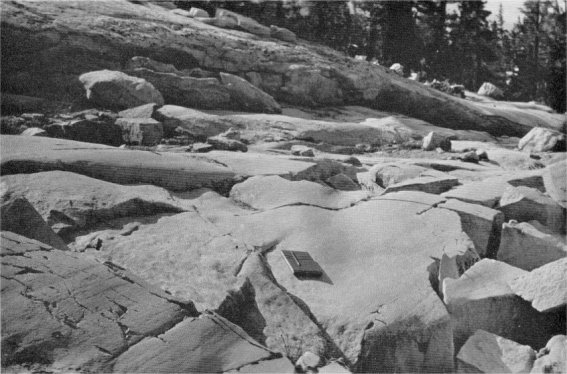Glacier polish and striae on aplite. Blocks disrupted by postglacial frost work. By Franois Matthes