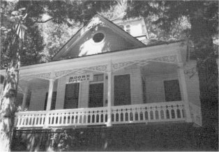 Illustration 14. Little Brown (Moore Cottage), Wawona Hotel. Photo by Gary Higgins, 1984