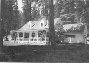 Illustration 190. Wawona ranger station/residence #4000. Photo by Robert C. Pavlik, 1984