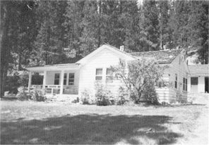 Illustration 192. Wawona ranger station/residence #4001. Photo by Robert C. Pavlik, 1984