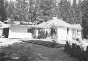 Illustration 202. Wawona residence occupied by Curry Company employee (store manager). Photo by Robert C. Pavlik, 1984